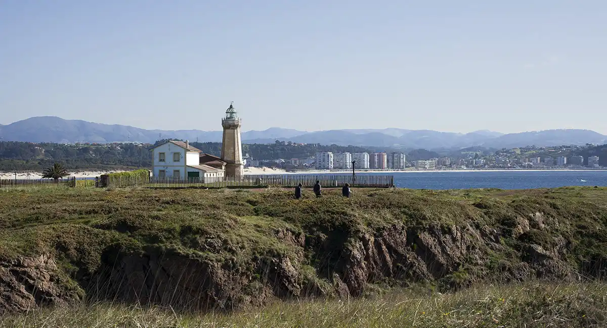 Faro-de-San-Juan-de-Nieva-y-Salinas